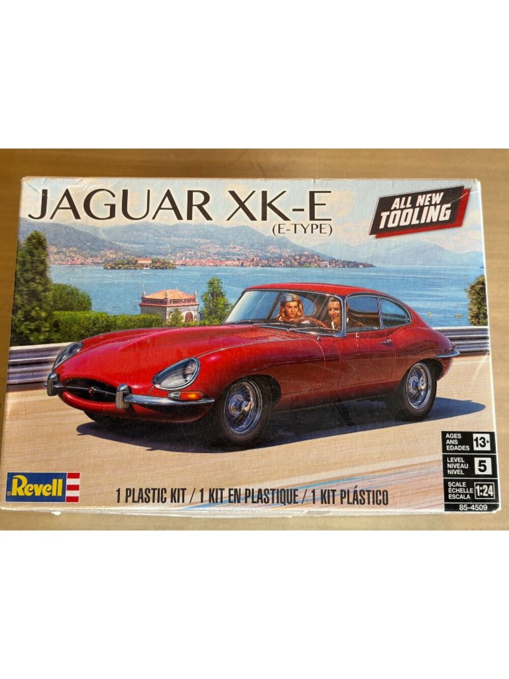 Revell 85-4509 1/24 Jaguar XK-E E-Type Coupe Classic British Sport Car Model Kit